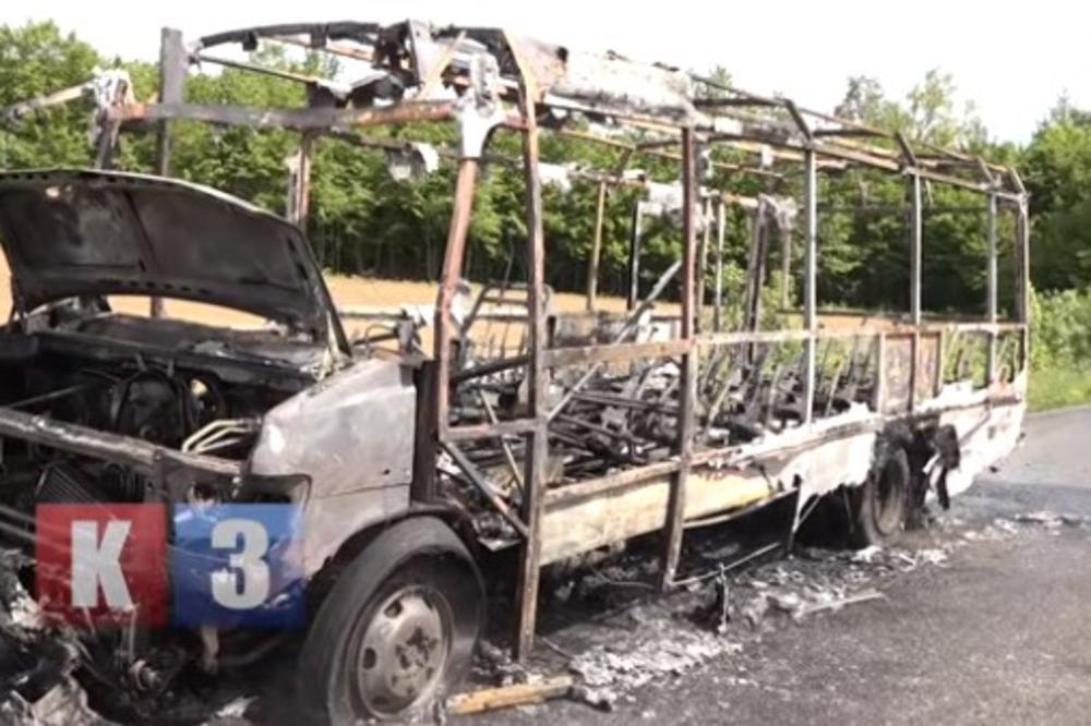 VOZAČ BRZOM REAKCIJOM SPASIO PUTNIKE: Minibus kod Prnjavora izgoreo potpuno! (VIDEO)