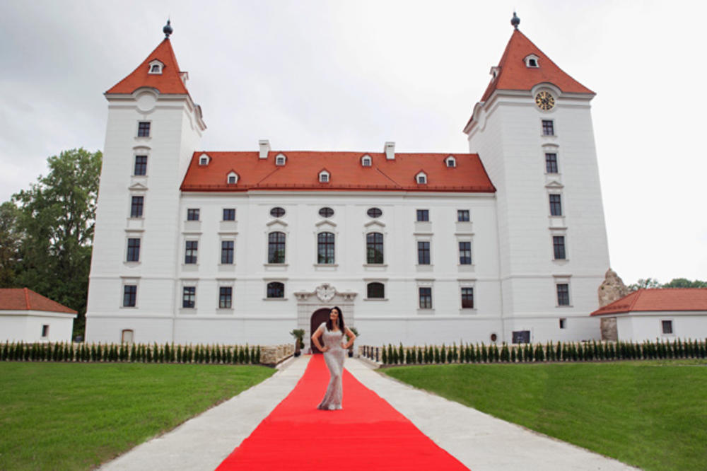 SAMO DEKORACIJA VREDI HILJADE EVRA! Dragana pokazala hol dvorca u Austriji! SAMI GLAMUR!