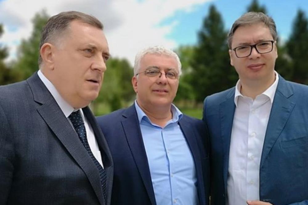 SUSRET NA PARADI U NIŠU: Vučić sa Dodikom i Mandićem o političkoj situaciji u regionu (FOTO)