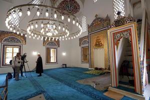 SRPKINJA JE NAŠLA KURAN I ČUVALA GA 27 GODINA: Kada je čula da je obnovljena Aladža džamija u Foči, znala je da je vreme da ga vrati i ulepša obred komšijama!