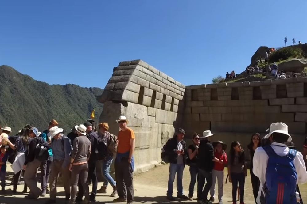 PERU ŠTITI HRAMOVE INKA OD TURISTA: Ograničavaju se posete  Mačuu Pikčuu, kamene površina se sve više krune zbog prolaska posetilaca! (VIDEO)