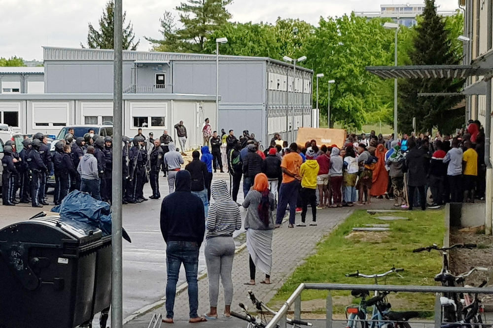POLICIJA SATIMA NIJE MOGLA DA IZVUČE TELO ŽENE: Migranti napali nemačke policajce u prihvatnom centru, morli da zovu pojačanje!