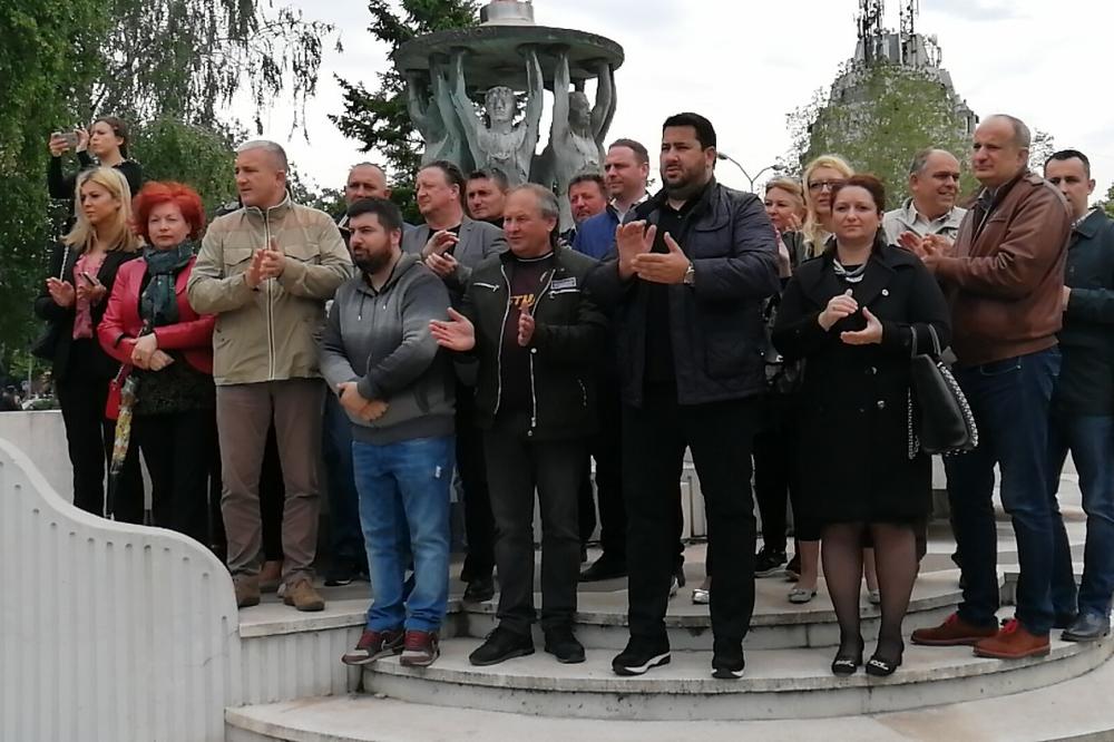 PROTEST U PARAĆINU: Nezadovoljni građani traže ostavku Paunovića! (VIDEO)