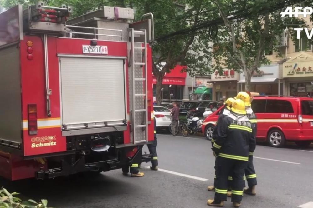 SRUŠILA SE ZGRADA U ŠANGAJU: U ruševinama zarobljeno 9, a spaseno 11 ljudi (VIDEO)