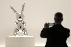 ZEC REKORDER! NAJSKUPLJE DELO ŽIVOG UMETNIKA: Skulptura zeca na naduvavanje Džefa Kunsa prodata za više od 91 MILION dolara! (FOTO)
