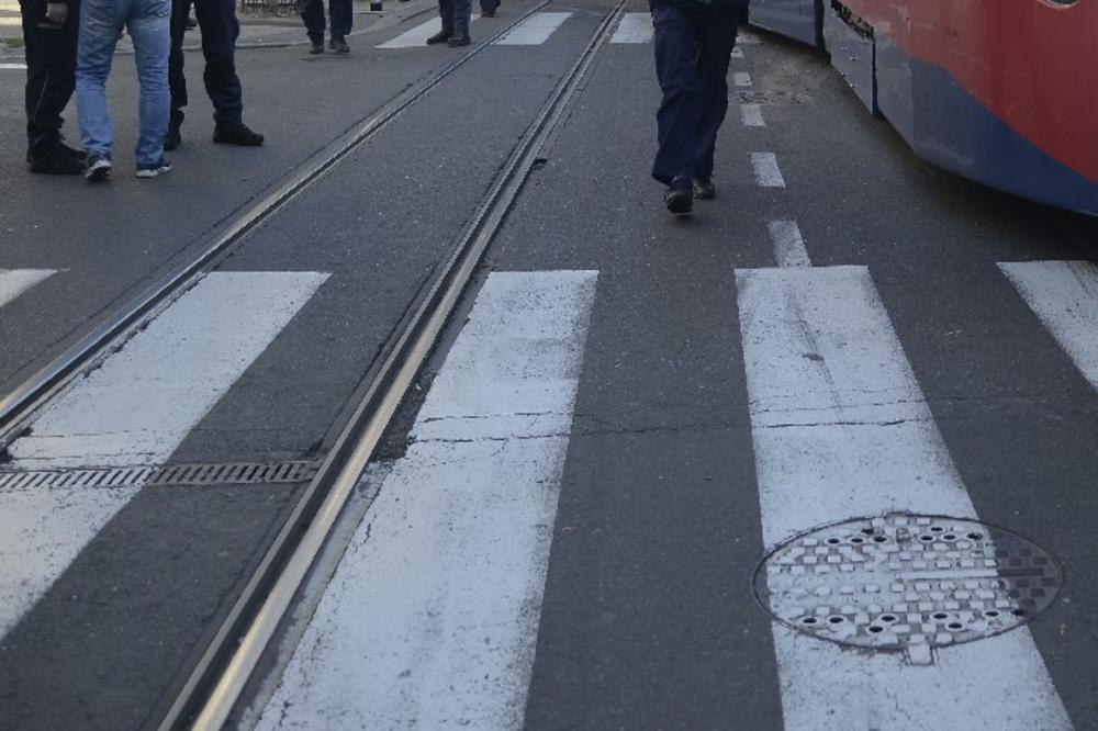 GOSPOĐA BLOKIRALA PROLAZ, PA OTIŠLA PO CIGARETE: Tramvaj stoji, putnici čekaju, a ona ladno ostavila vozilo na šinama! (FOTO)