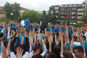 LOZNIČKI MATURANTI IZ ČETIRI ŠKOLE PLESALI NA CENTRALNOM GRADSKOM TRGU: Igrali uz taktove Na lepom plavom Dunavu, a evo šta im je pisalo na majicama (FOTO)