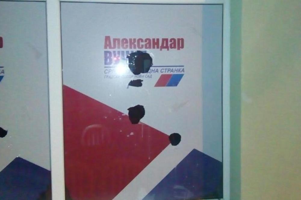SNS: Razbijena stakla na prostorijama SNS u Petrovaradinu (FOTO)