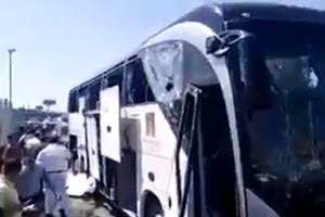 HOROR U EGIPTU, TURISTI NAPADNUTI EKSPLOZIVOM: Turistički autobus išao ka piramidama kada se začuo prasak! Čak 17 ljudi povređeno... (FOTO, VIDEO)