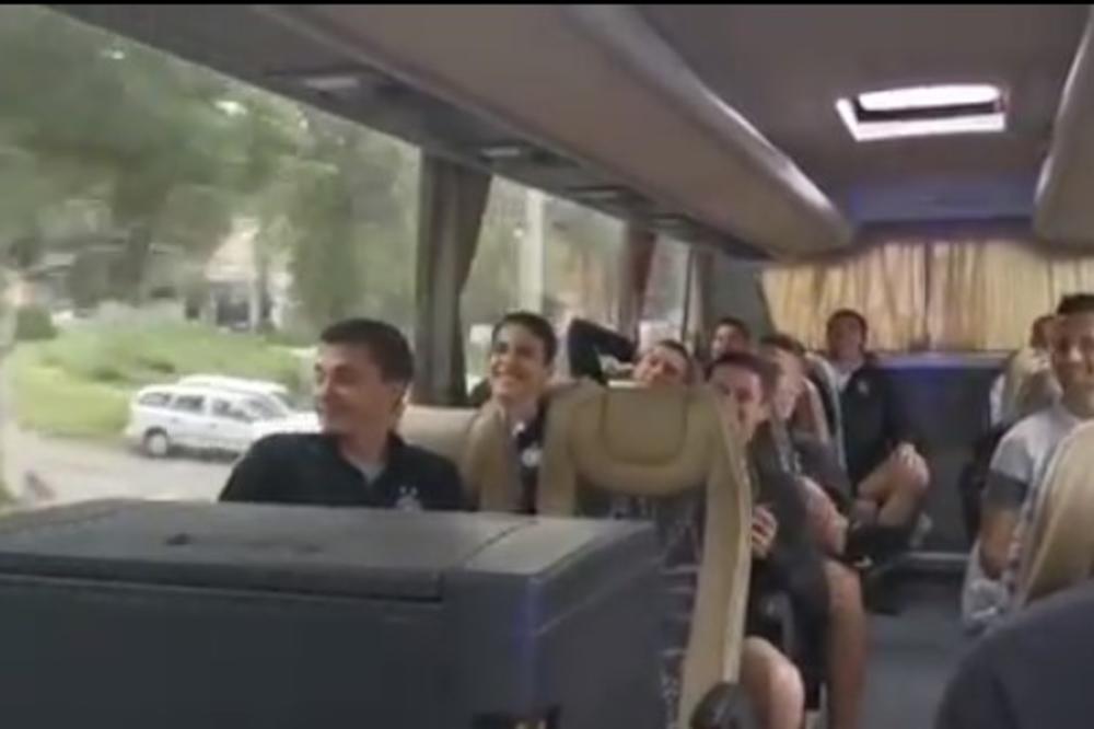 GRMELO IZ PARTIZANOVOG AUTOBUSA: Evo kako su saigrači oduševili Sašu Ilića pred njegov poslednji meč u Humskoj (VIDEO)