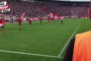 DOLAZAK ŠAMPIONA: Fudbaleri Crvene zvezde stižu na binu! Proslava titule na Marakani počinje (KURIR TV)