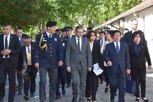 OVAKO SAJ OSLOBAĐA TAOCE: Stefanović i kineski ministar javne bezbednosti Džao Kedži prisustvovali vežbi (FOTO)