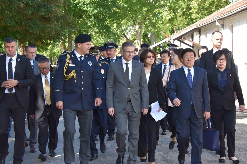 OVAKO SAJ OSLOBAĐA TAOCE: Stefanović i kineski ministar javne bezbednosti Džao Kedži prisustvovali vežbi (FOTO)