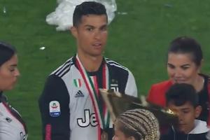 RONALDO UMALO OSLEPEO SINA: Kristijano peharom udario Juniora u glavu! Bez udarca nije prošla ni Georgina VIDEO