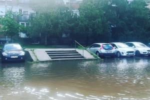 POSLEDICE STRAVIČNOG NEVREMENA: Blok 11c PREPLAVILA voda, vozila se JEDVA KREĆU (FOTO, VIDEO)