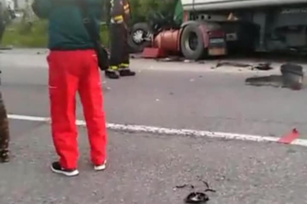 NEZAPAMĆENI UDES KOD KRALJEVA: Vozač kamiona TEŠKO POVREĐEN i odmah prebačen u bolnicu! (FOTO)