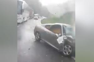 KAKVI SMO TO LJUDI? Vozač  poginuo nakon sudara sa autobusom, očevidac sve snimao i smejao se (UZNEMIRUJUĆI VIDEO)