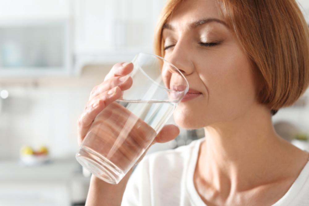 NEFROLOG DR GORDANA PEKOVIĆ OTKRIVA: Zašto je ispijanje tople vode najbolje što možete da uradite za zdravlje!