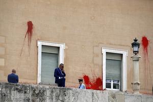 ANARHISTI NAPALI PARLAMENT U GRČKOJ: Dimne bombe i crvena farba kao podrška ekstremisti koji je na doživotoj robiji! (FOTO)