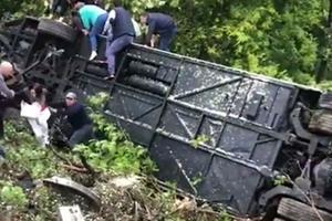 PREVRNUO SE AUTOBUS SA RUSKIM TURISTIMA: U nesreći kod Sijene poginuo jedan, povređeno 10 putnika (VIDEO)