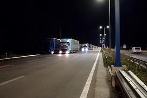 OZBILJAN PROBLEM NA GRANIČNOM PRELAZU BATROVCI: Desna strana auto-puta u potpunom mraku! Migranti ulaze u kamione i prave vozačima velike probleme (FOTO)