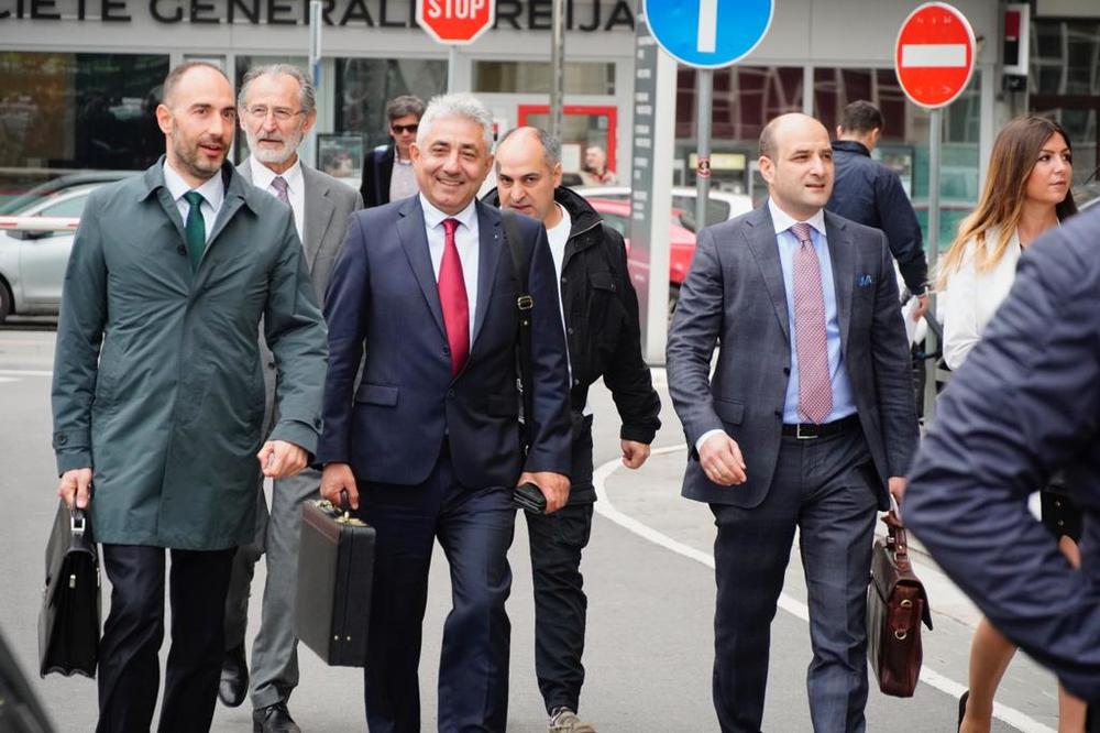 SUĐENJE ZA PALJENJE KUĆE NOVINARA: Bivši predsednik opštine Grocka nasmejan stigao u sud! Pročitan mu optužni predlog (FOTO)