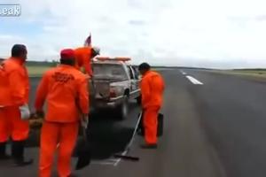 NEVIĐENA SCENA NA AERODROMU: Avion prenisko leti, radnici u šoku beže, samo što im ne otkine glavu (VIDEO)
