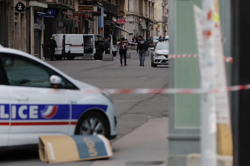 PUCAO NA LJUDE ISPRED DŽAMIJE, PA GA PRONAŠLI MRTVOG: Ubio se napadač koji je u Francuskoj ranio dvoje, uključujući imama