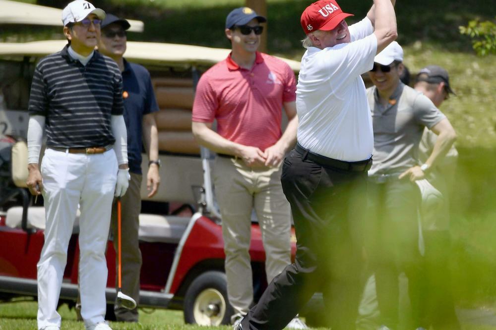 KAD TRAMP ZAMAHNE PALICOM, SVE PROBLEME ODUVA: Partija golfa sa Abeom uz obavezan selfi, pa na turnir u sumo rvanju! Ozbiljna pitanja mogu da čekaju! (FOTO)