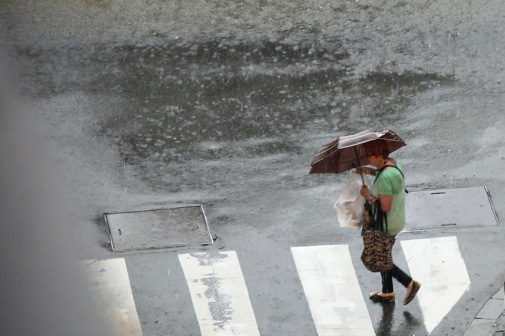 BEŽITE SA ULICA DANAS, RHMZ UPOZORAVA: Grmljavina, kiša i grad padaće u ovim delovima Srbije!