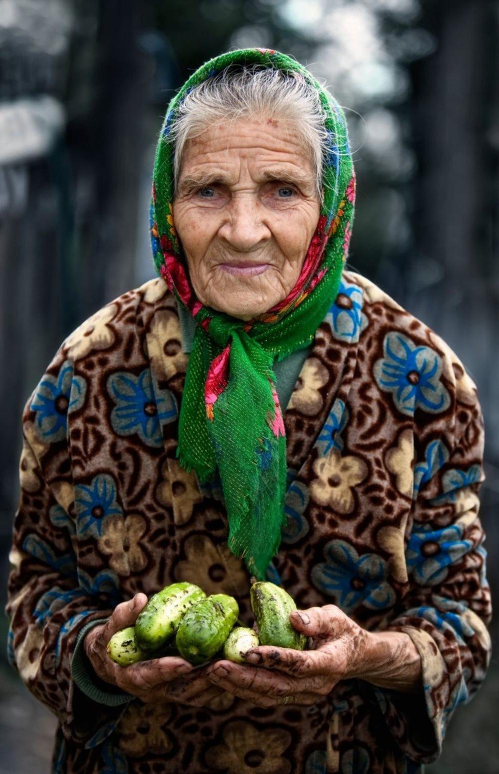 Красивая русская старушка. Старушка в платке. Старуха в платке. Пожилая женщина в платке. Бабушка в платке.