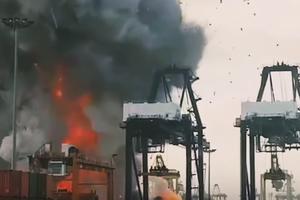 PAKLENI VATROMET NA TAJLANDU: Zapalio se brod sa kontejnerima, 25 vatrogasaca povređeno u borbi sa stihijom (VIDEO)
