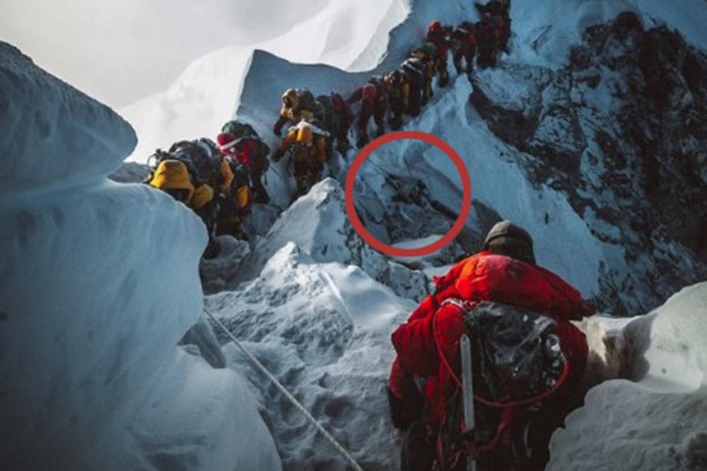 SNIMIO JEZIV PRIZOR NA VRHU SVETA: Stotine alpinista prolaze pored mrtvog čoveka koji visi sa litice! Za samo 9 dana preminulo 11 ljudi zbog ogromne gužve na Himalajima! (FOTO)
