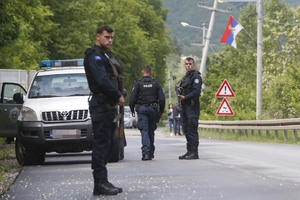NAKON HARADINAJEVOG POSTERA OSVANULA SRAMNA PORUKA SRBIMA: Još jedna albanska provokacija na pešačkom mostu u Čaglavici