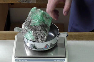 RUSI ISKOPALI MEGASMARAGD: Dragi kamen težak 1,6 kilograma nađen u Sverdlovskoj oblasti (FOTO)