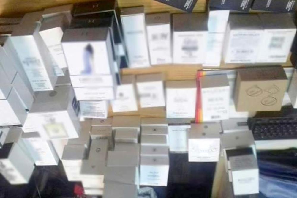 PAZARCI DUPKE NAPUNILI AUTOMOBIL ROBOM: Carinici zaplenjenili kopije parfema i garderobe, a kad su otvorili kofer imali šta da vide (FOTO)