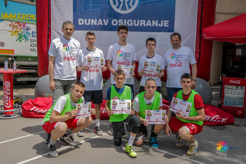 MILENKO TOPIĆ DELIO DIPLOME: Trofejni košarkaš posetio Sportske igre mladih