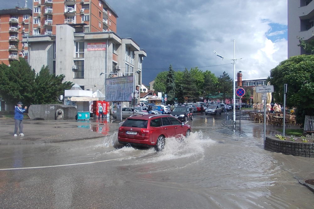 OVAKO IZGLEDA LOZNICA DAN POSLE NEVREMENA: Borba sa vodom po ulicama i dalje traje (FOTO)