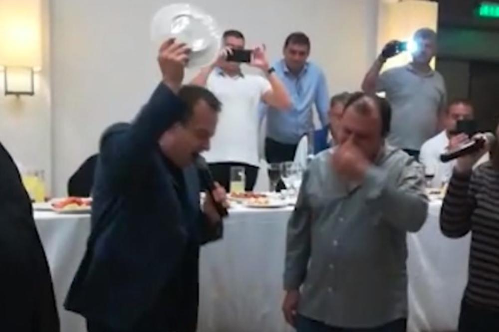 IVICA DAČIĆ ZAPALIO PARALIJU: Otpevao čuvenu grčku pesmu pa razbio tanjir! (KURIR TV)