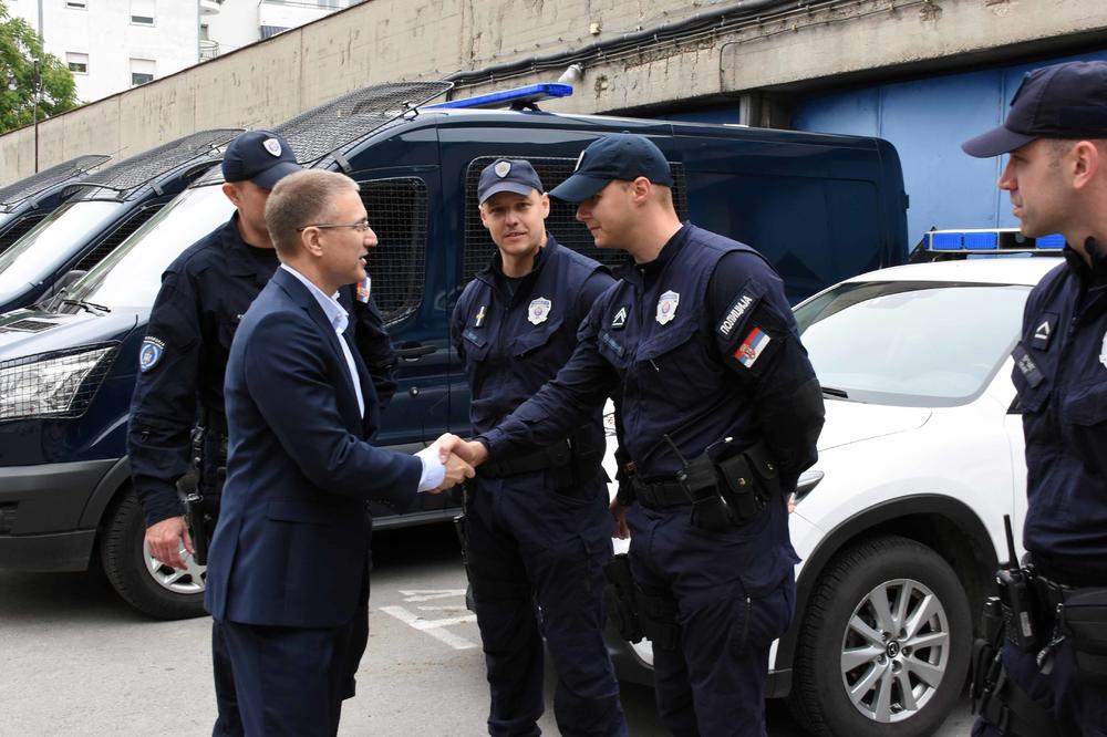 MINISTAR U POSETI NOVOSADSKOJ POLICIJI Stefanović: Očekujem da zadate oštar i odlučan udarac narko-mafiji u Novom Sadu