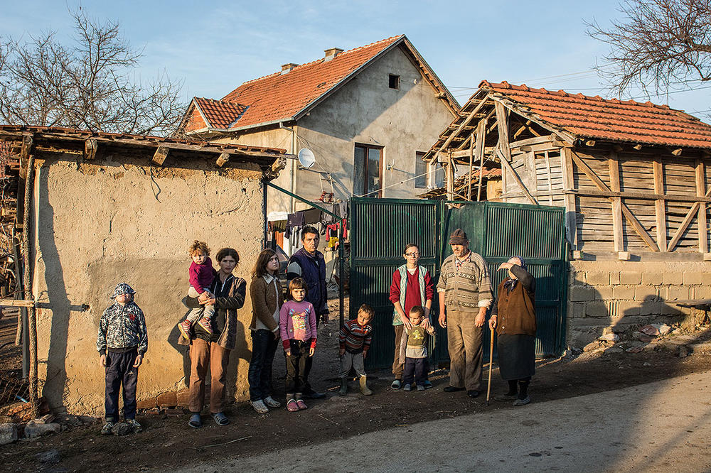 SAVIĆI DOBIJAJU KUĆU: Prikupljena sredstva za izgradnju doma devetočlanoj porodici! Kešelj i Raduljica uspeli u humanitarnoj misiji