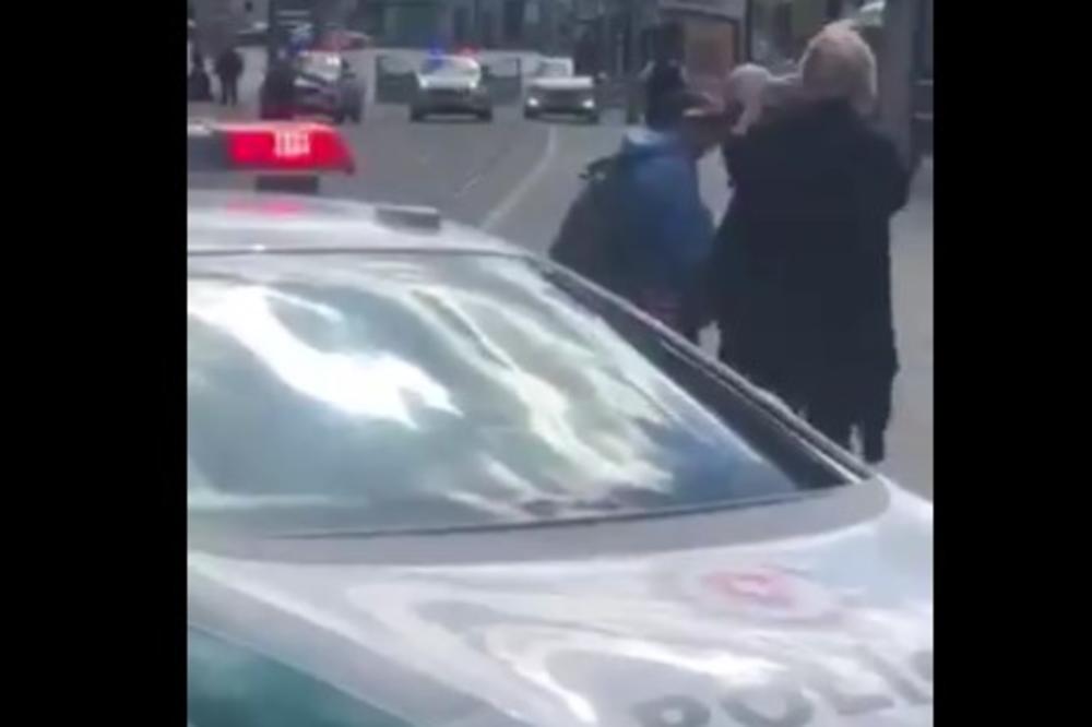 PUCNJAVA U BRATISLAVI: Policija upucala muškarca naoružanog nožem u centru slovačke prestonice! (UZNEMIRUJUĆI VIDEO)