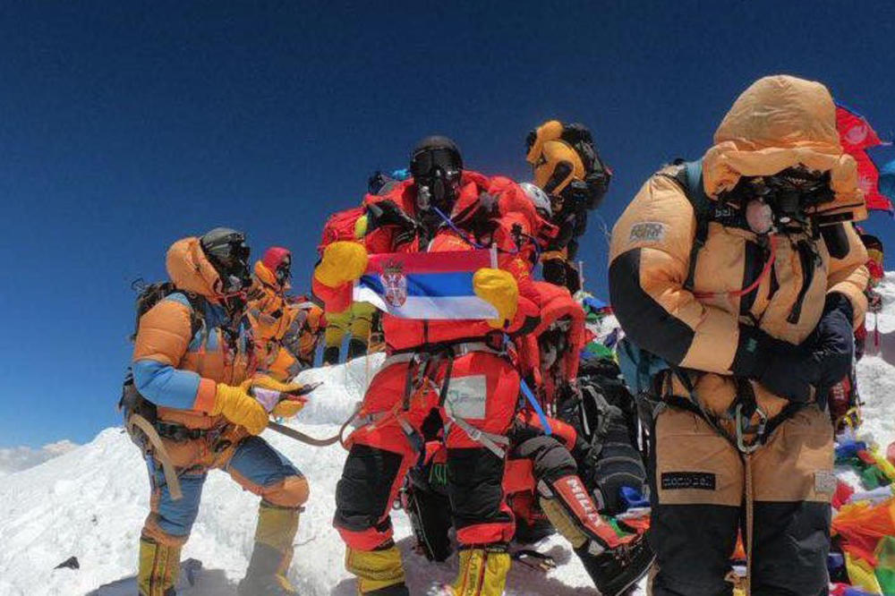 TAMO GDE LJUDI UMIRU: Dolores je uspela ono što mnogi nisu - da se popne na Mont Everest i raširi SRPSKU ZASTAVU!