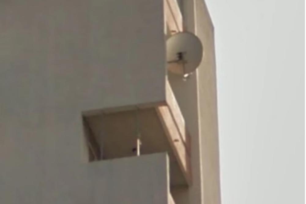 HRVAT UZEO STVAR U SVOJE RUKE DA PROŠIRI VIDIKE: Fotka iz Splita POSTALA HIT! Isekao zid na zgradi da bi IMAO LEPŠI POGLED (FOTO)