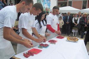 NIJE LESKOVAC SAMO PAPRIKA: Ovo selo je već decenijama južnjačka prestonica jagoda! Tu se takmiče u najbržem skidanju peteljki