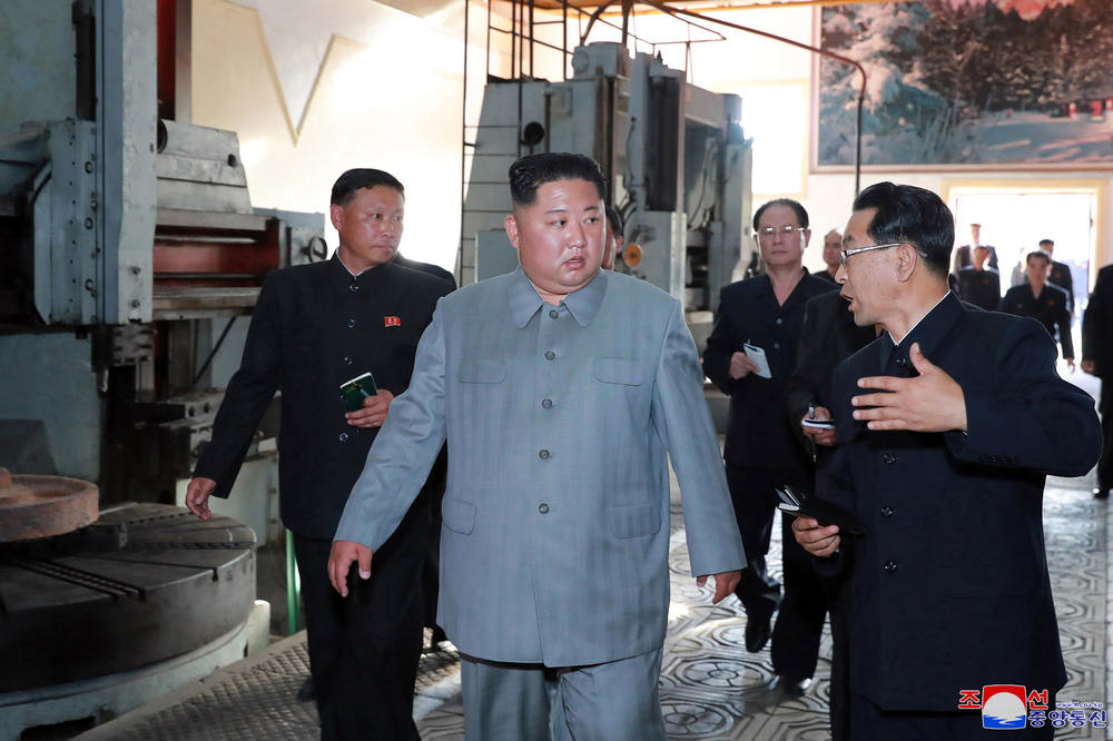 SA OVIM ĆE KIM DA UDARI NA AMERE: Severnokorejski lider obišao novu i moćnu podmornicu, detaljno obavešten o njenim mogućnostima (FOTO)