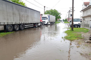 ČITAOCI KURIRA JAVLJAJU, POTOP U BATAJNICI: Evo kako izgleda jedna od ulica nakon sinoćnih padavina (FOTO)