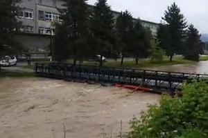IZLILA SE JALA U TUZLI: Ulice se pretvaraju u reke, voda preti da odnese most (VIDEO)
