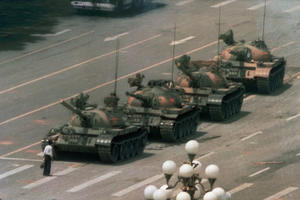 MAJKROSOFT O BRISANJU ČUVENE SLIKE SA TRGA TJENANMEN: Kineza ispred tenkova uklonila ljudska greška!