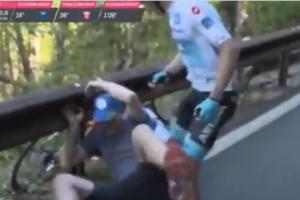 SKANDAL NA ĐIRU! Biciklista tukao navijača tokom velike trke kroz Italiju! (VIDEO)